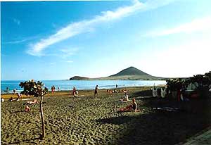 Der Strand von El Médano mit Blick auf das Meer und den Montaña Roja
